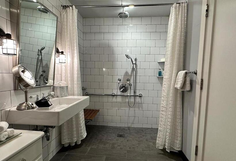 Fathoms Hotel & Marina