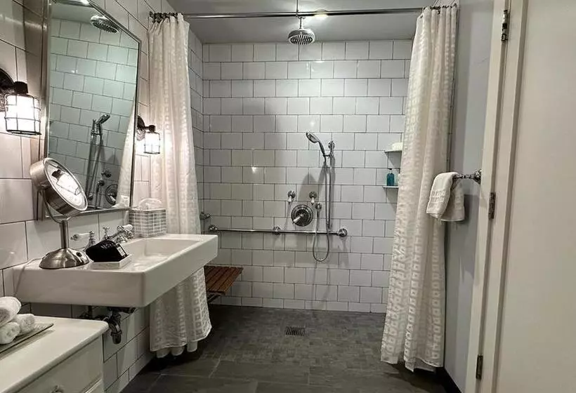 Fathoms Hotel & Marina