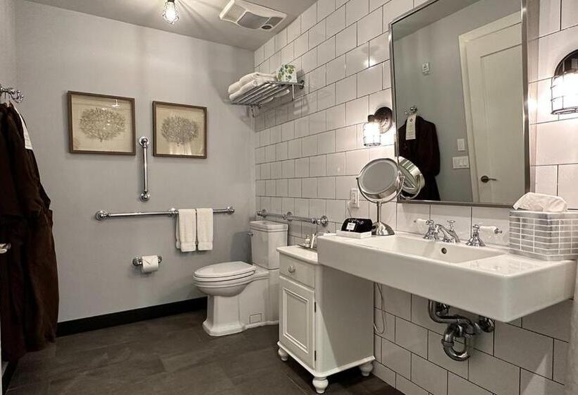 Fathoms Hotel & Marina