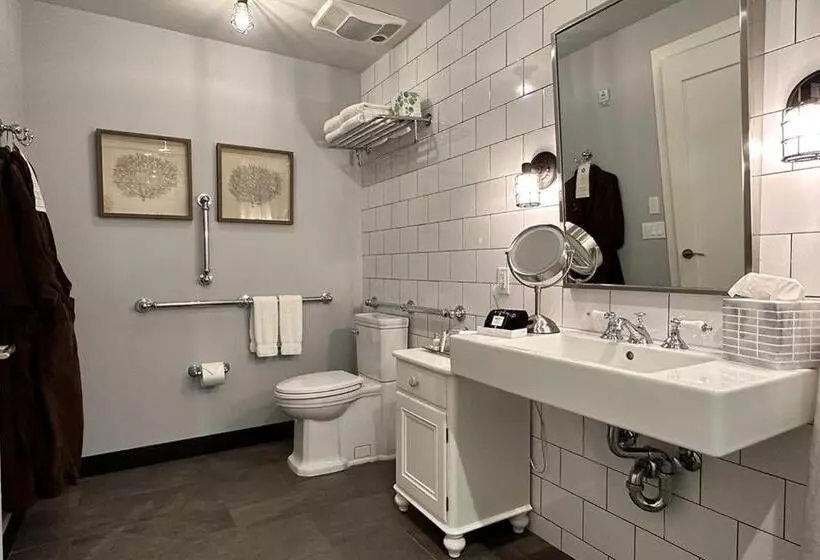 Fathoms Hotel & Marina