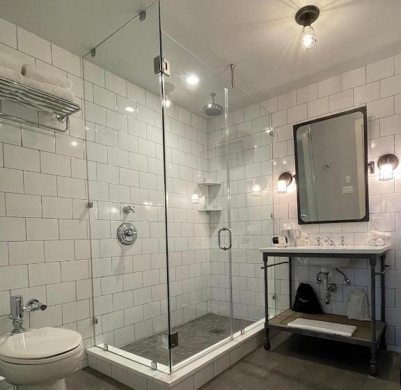 Fathoms Hotel & Marina