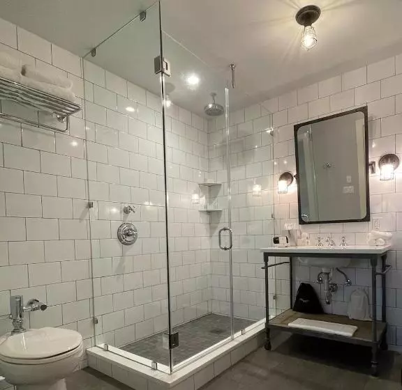 Fathoms Hotel & Marina