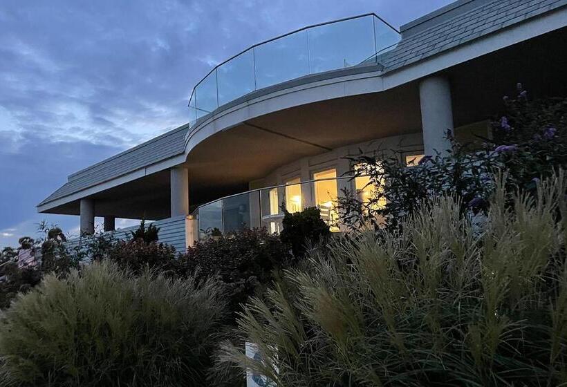 Fathoms Hotel & Marina