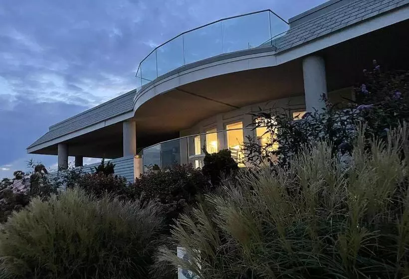 Fathoms Hotel & Marina