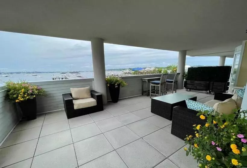 Fathoms Hotel & Marina