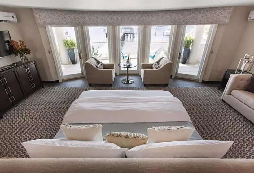 Fathoms Hotel & Marina