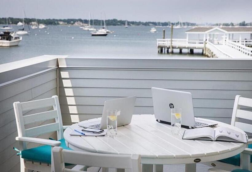 Fathoms Hotel & Marina