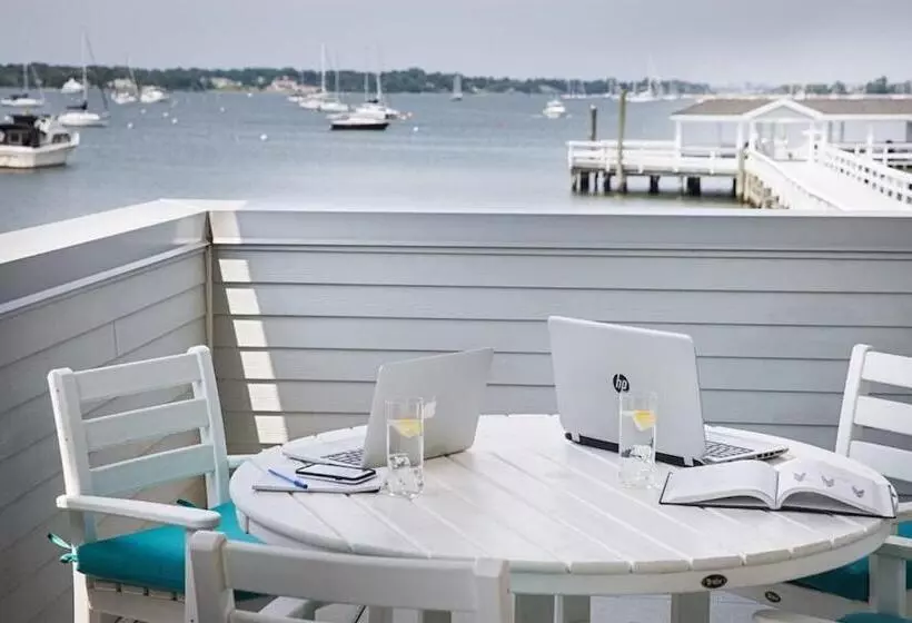 Fathoms Hotel & Marina