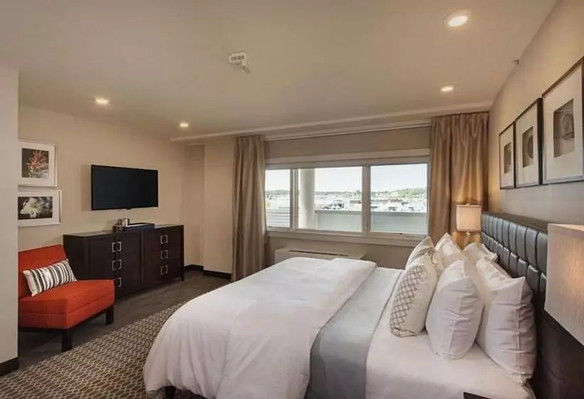 Fathoms Hotel & Marina