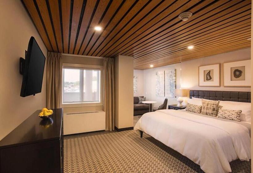 Fathoms Hotel & Marina