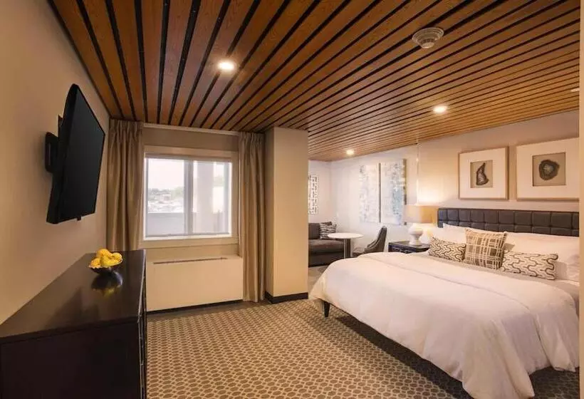 Fathoms Hotel & Marina