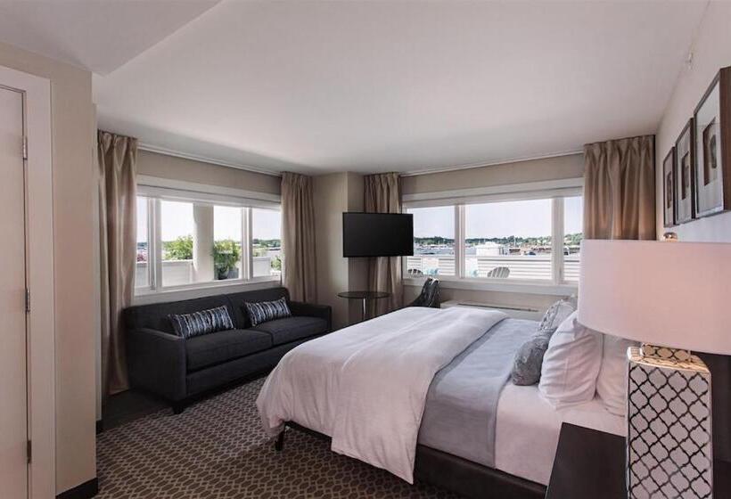 Fathoms Hotel & Marina