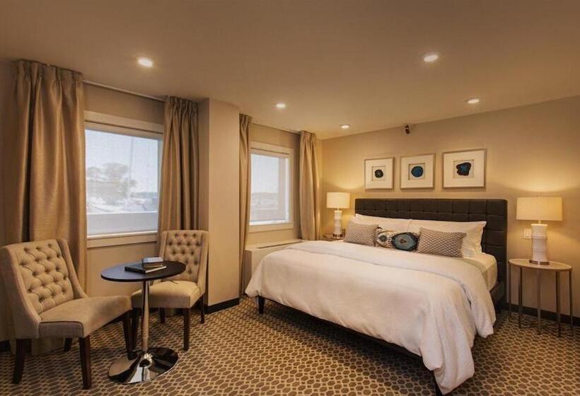 Fathoms Hotel & Marina