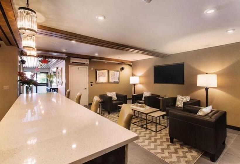 Fathoms Hotel & Marina