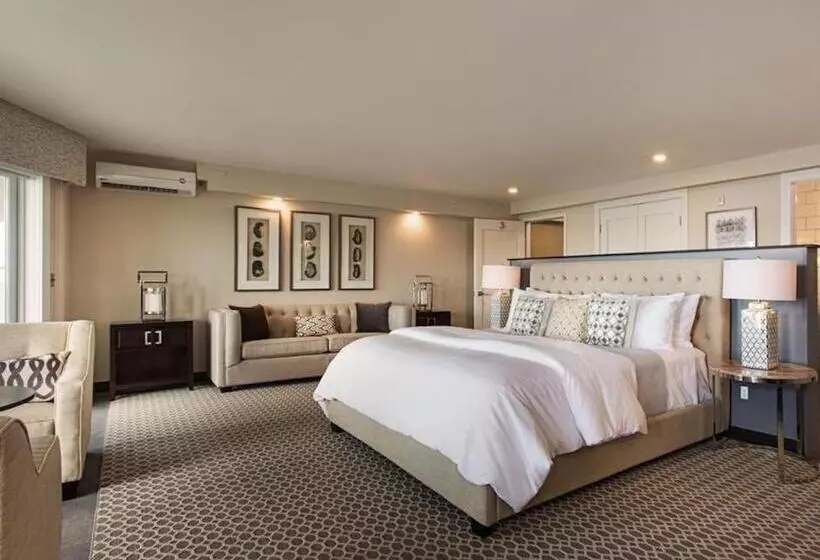 Fathoms Hotel & Marina