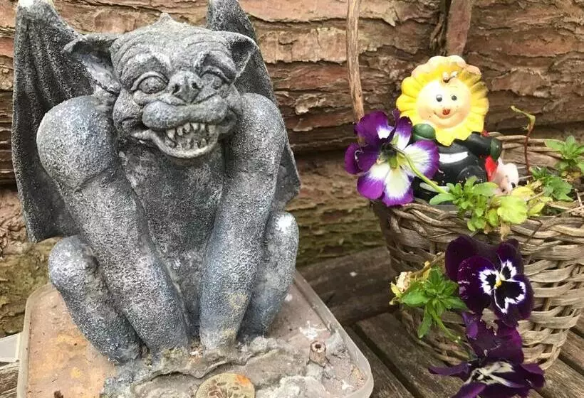 هتل Shepherds Huts Ham Hill, 2 Double Beds, Bathroom, Lounge, Diner, Kitchen, Love Dogs & Cats Looking O