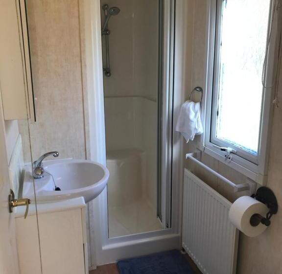 فندق Shepherds Huts Ham Hill, 2 Double Beds, Bathroom, Lounge, Diner, Kitchen, Love Dogs & Cats Looking O