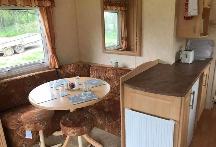 هتل Shepherds Huts Ham Hill, 2 Double Beds, Bathroom, Lounge, Diner, Kitchen, Love Dogs & Cats Looking O