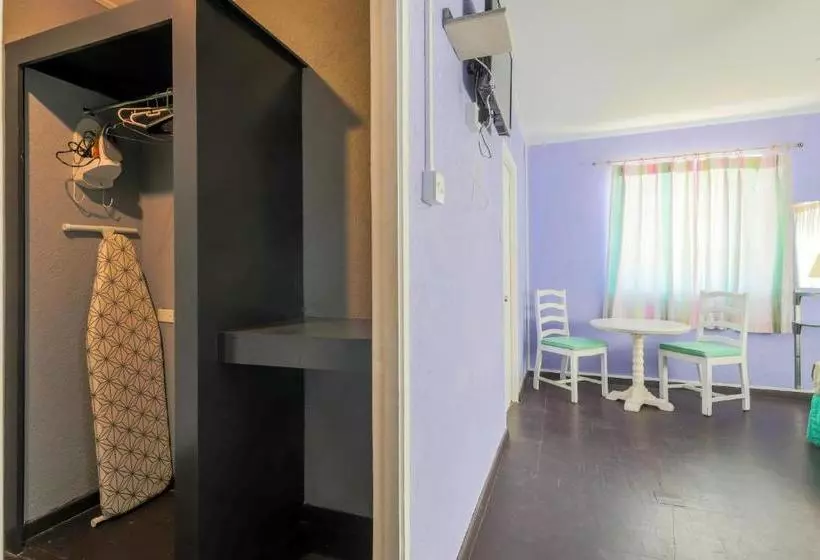 پانسیون El Retreat Guest House