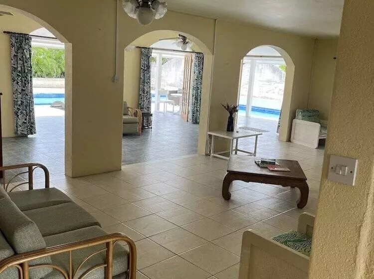 پانسیون El Retreat Guest House