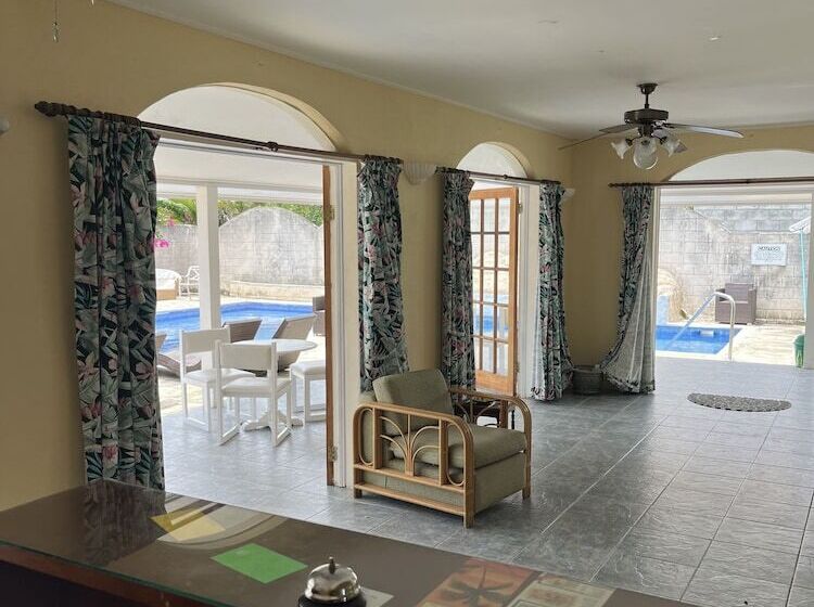 پانسیون El Retreat Guest House