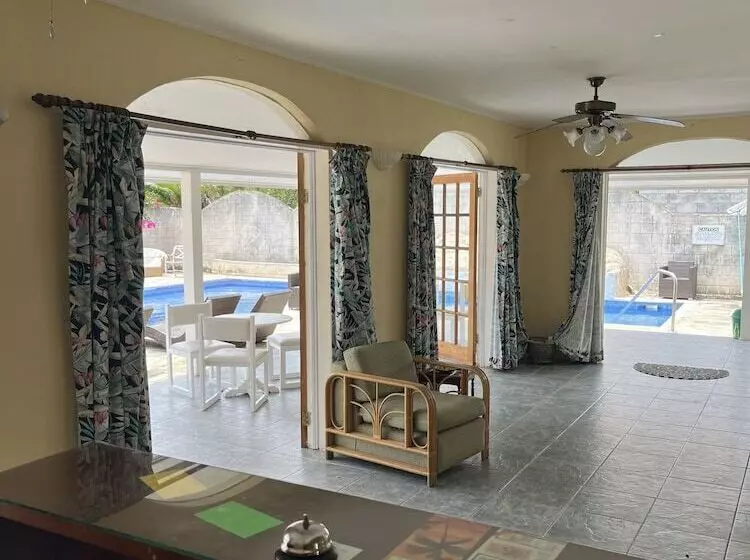 پانسیون El Retreat Guest House