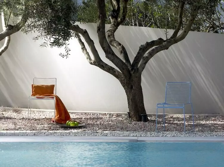 Hotelli Infinity White Complex