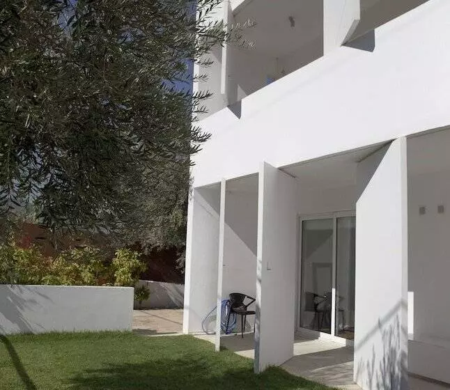 Hotelli Infinity White Complex