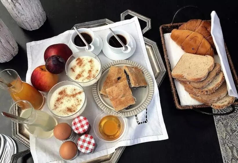 Hotelli Infinity White Complex