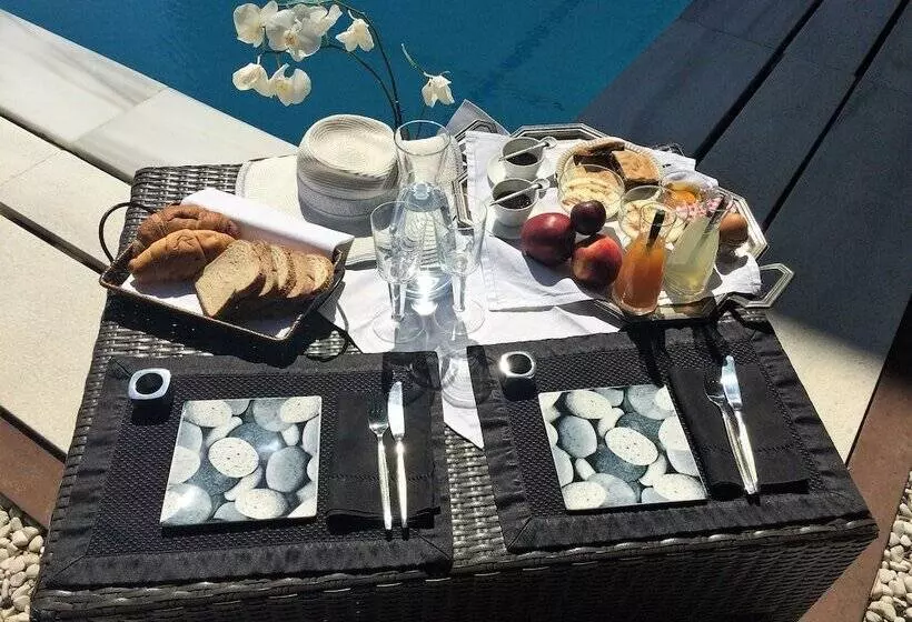 Hotelli Infinity White Complex