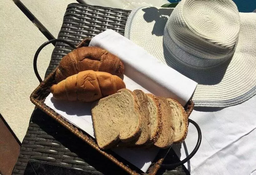 Hotelli Infinity White Complex