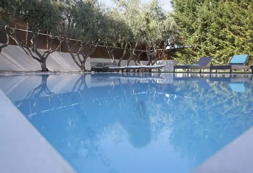 Hotelli Infinity White Complex