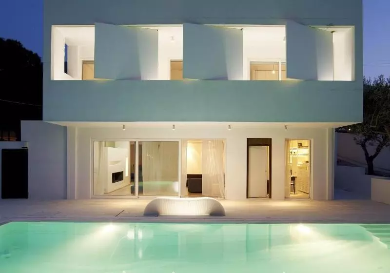 Hotelli Infinity White Complex