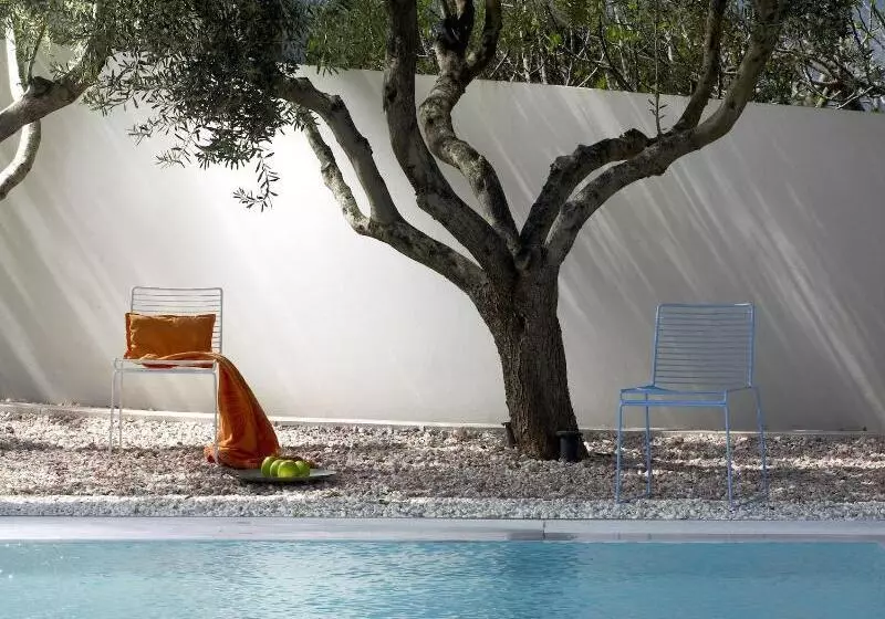 Hotelli Infinity White Complex