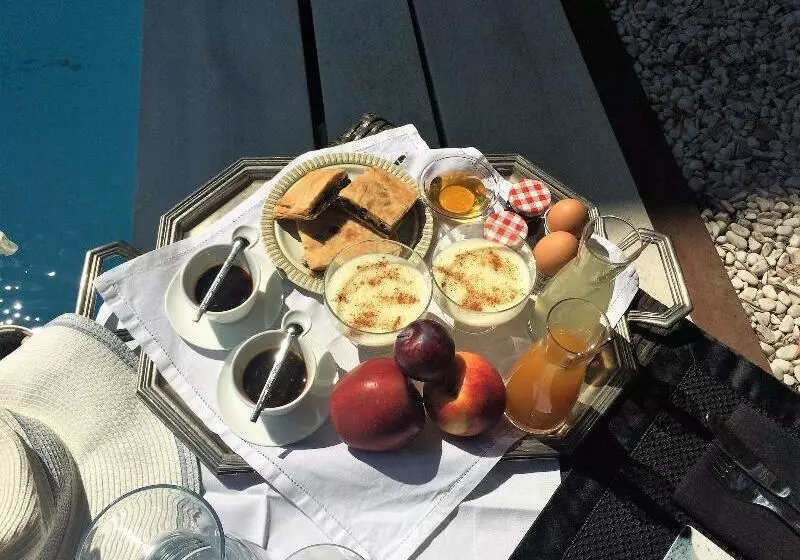 Hotelli Infinity White Complex