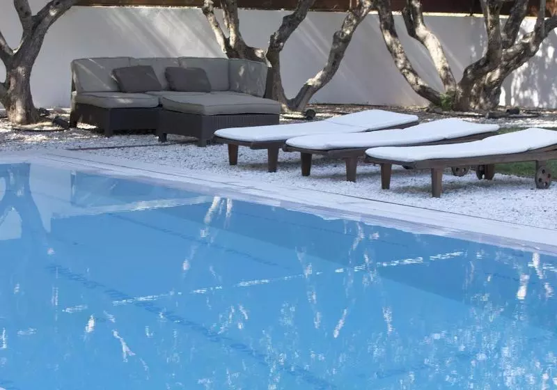 Hotelli Infinity White Complex