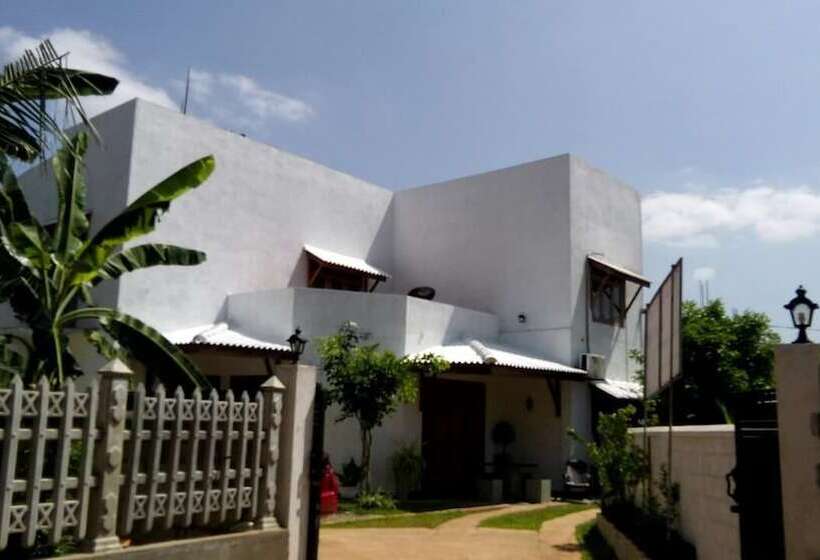 فندق Experience Hut Holiday Inn