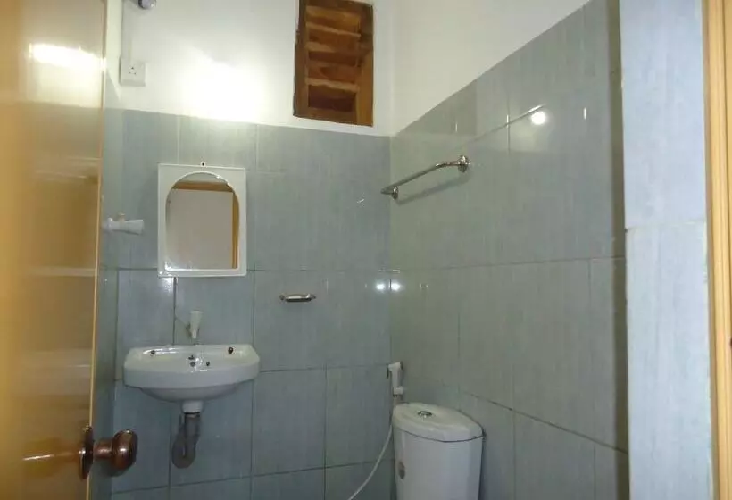 هتل Experience Hut Holiday Inn