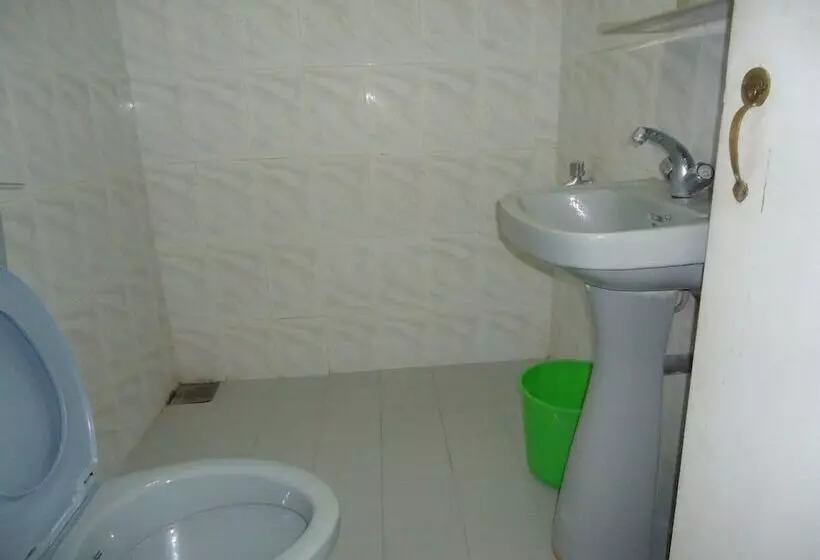 هتل Experience Hut Holiday Inn