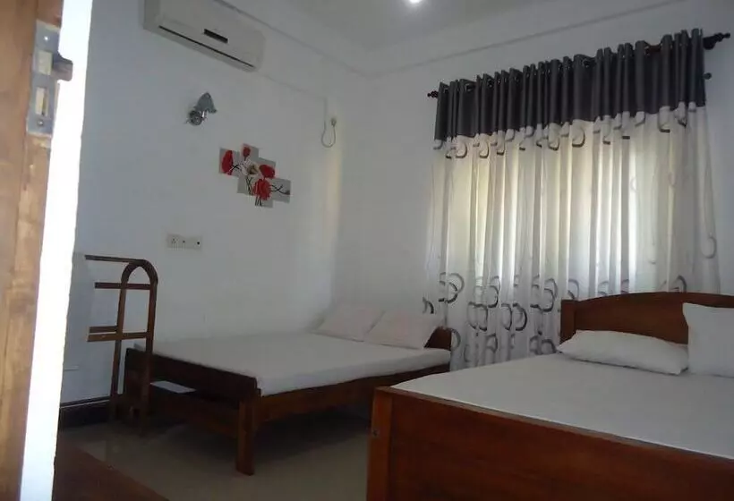 هتل Experience Hut Holiday Inn