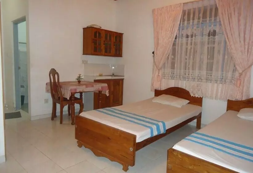 هتل Experience Hut Holiday Inn