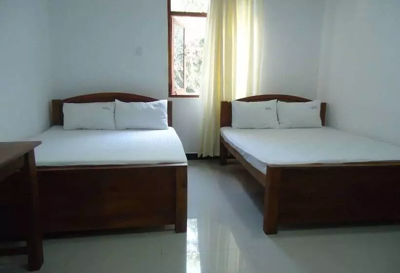 هتل Experience Hut Holiday Inn