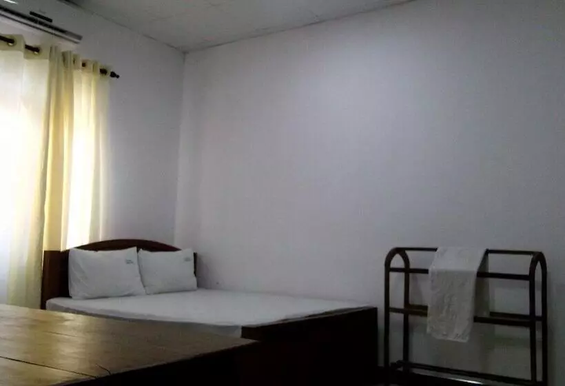 هتل Experience Hut Holiday Inn