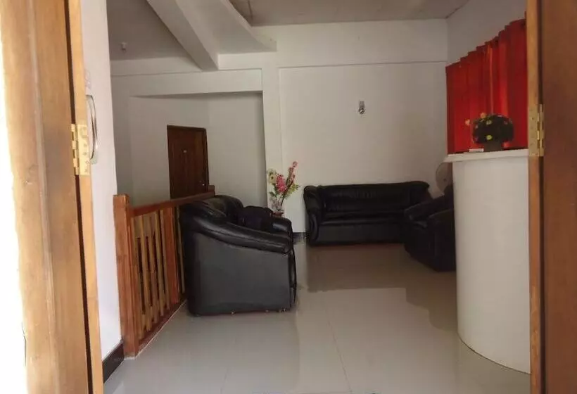 هتل Experience Hut Holiday Inn