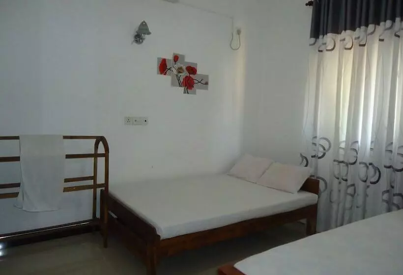 هتل Experience Hut Holiday Inn