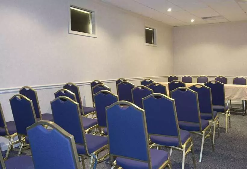 Отель Ramada By Wyndham Nanaimo