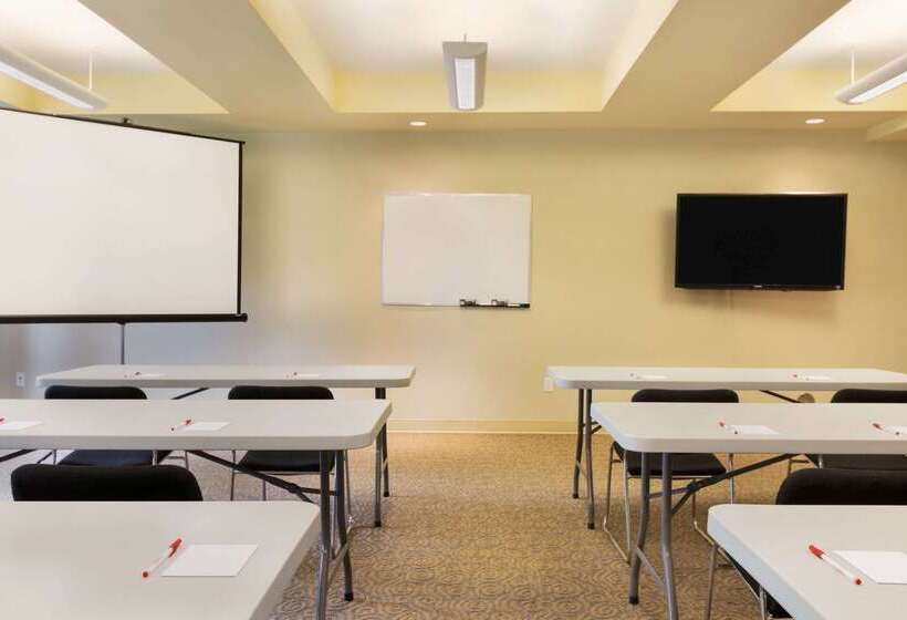 בית מלון כפרי Ramada By Wyndham Nanaimo