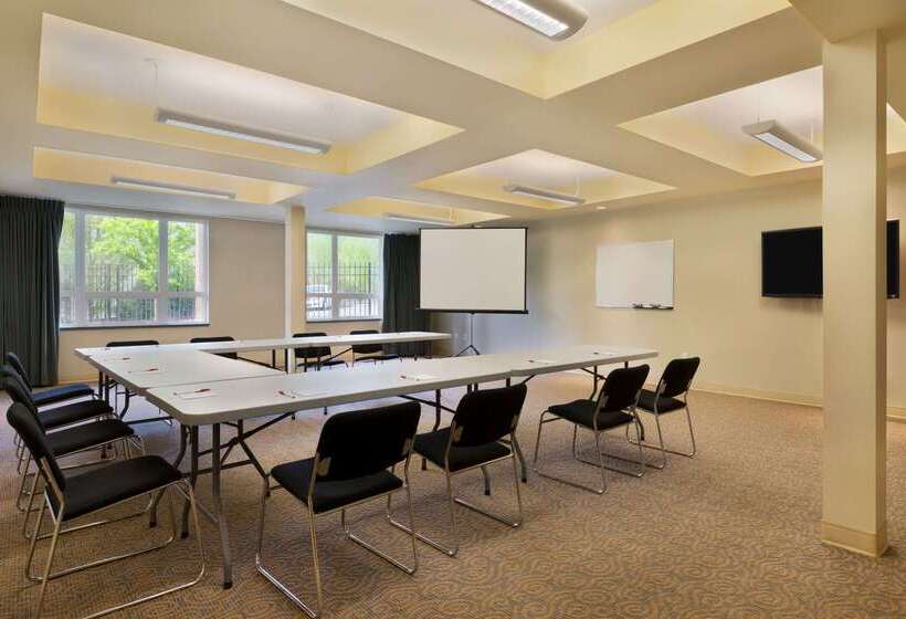 בית מלון כפרי Ramada By Wyndham Nanaimo