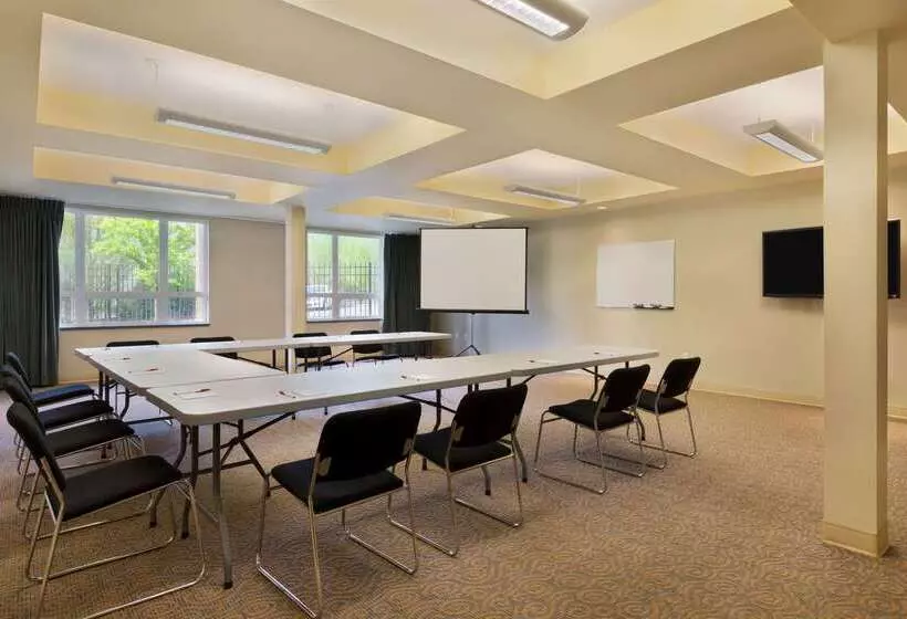 Отель Ramada By Wyndham Nanaimo