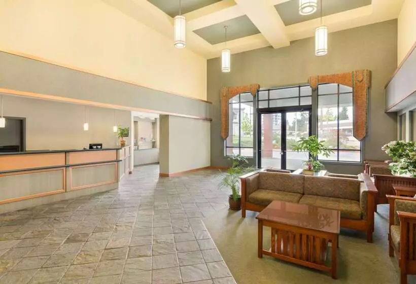 Отель Ramada By Wyndham Nanaimo